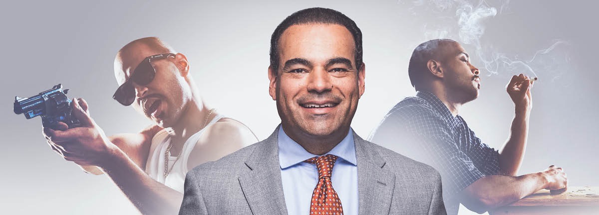 No passado: Ricardo usando armas e fumando; hoje: Ricardo é uma Testemunha de Jeová