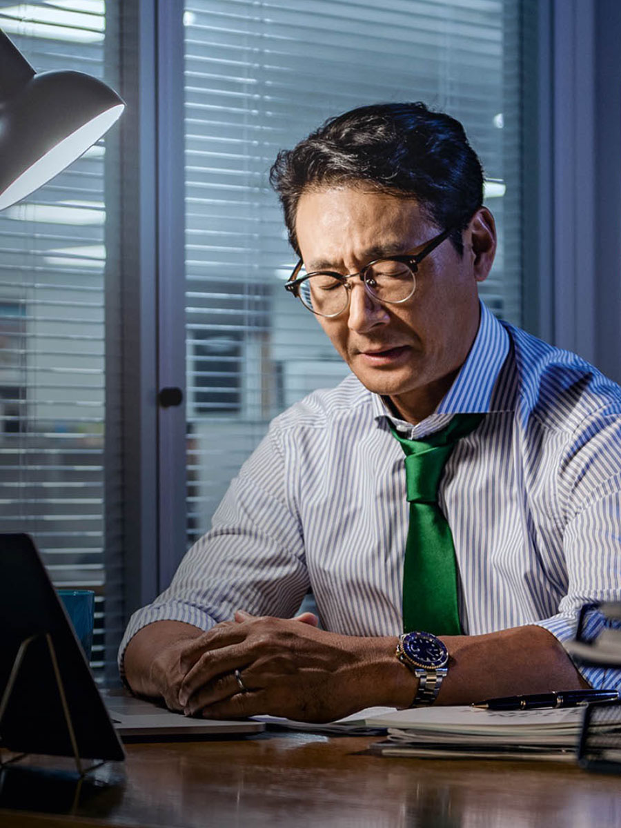 Um executivo fazendo uma oração em seu local de trabalho.