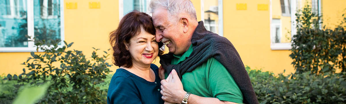 Um casal de idosos felizes dançando.