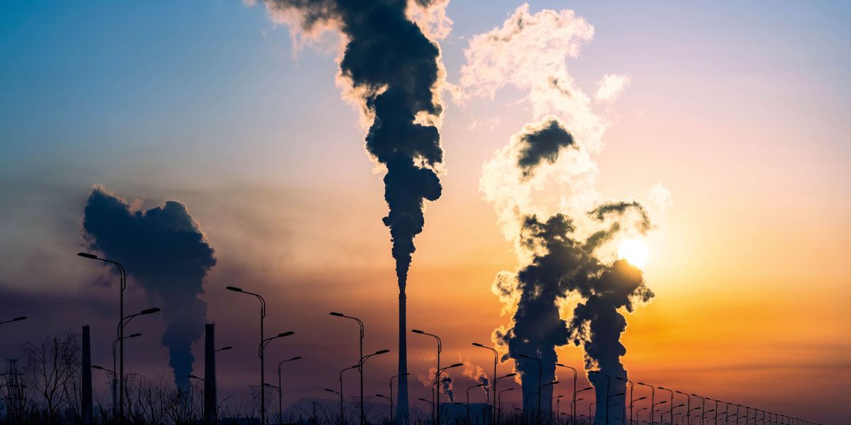 Fumaça saindo de fábricas e poluindo o meio ambiente.