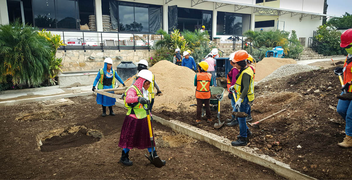 Uma equipe de irmãos e irmãs preparando o solo do jardim do RTO.