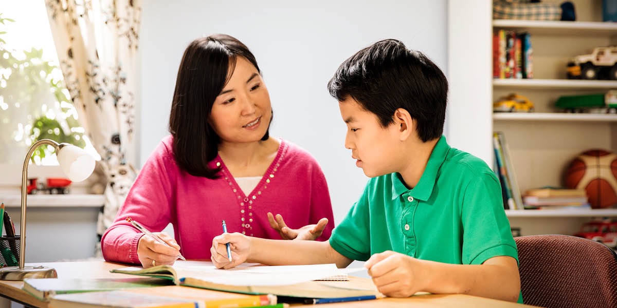 Uma mãe ajudando o filho com o dever de casa