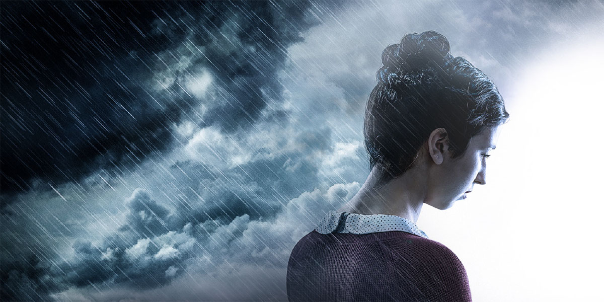 Uma jovem se sente pessimista enquanto um temporal cai sobre ela