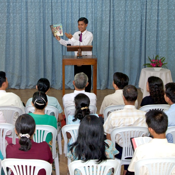 Um servo ministerial fazendo um discurso