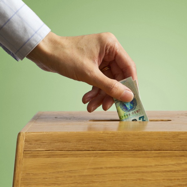 Alguém fazendo um donativo