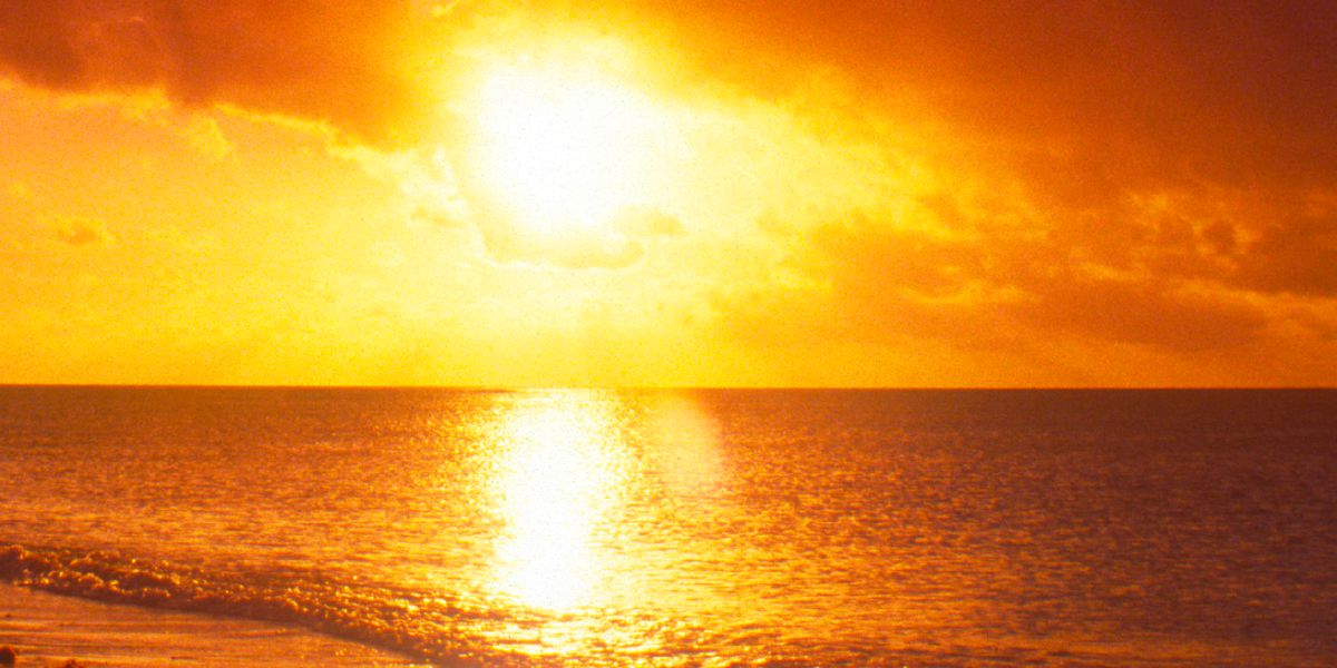 O sol brilhando sobre o mar