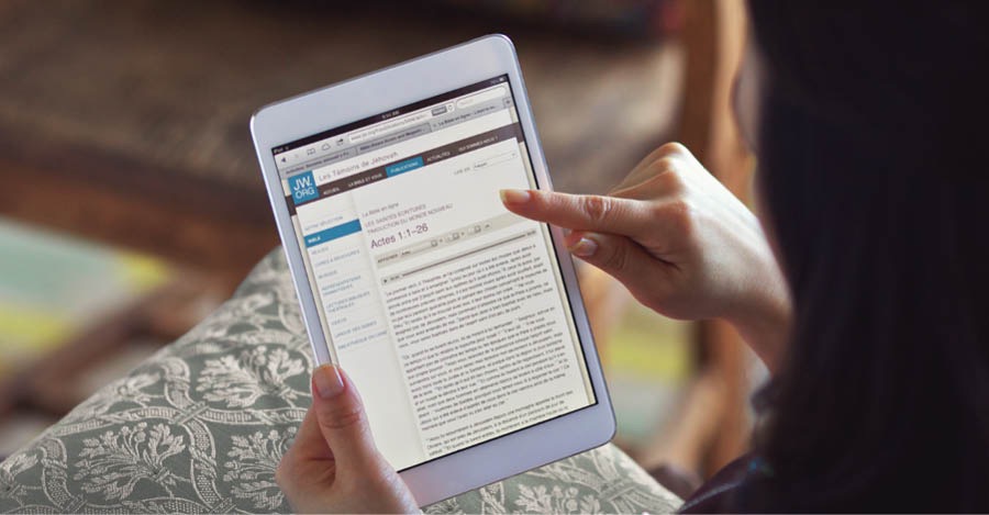 Uma irmã lê a Bíblia no site jw.org