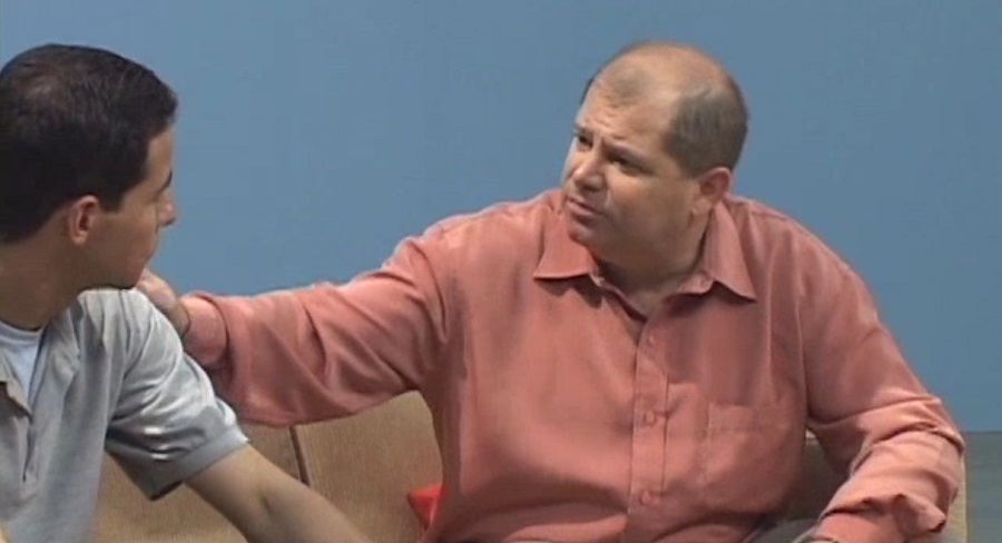 John Barker fala com seu filho mais velho, James