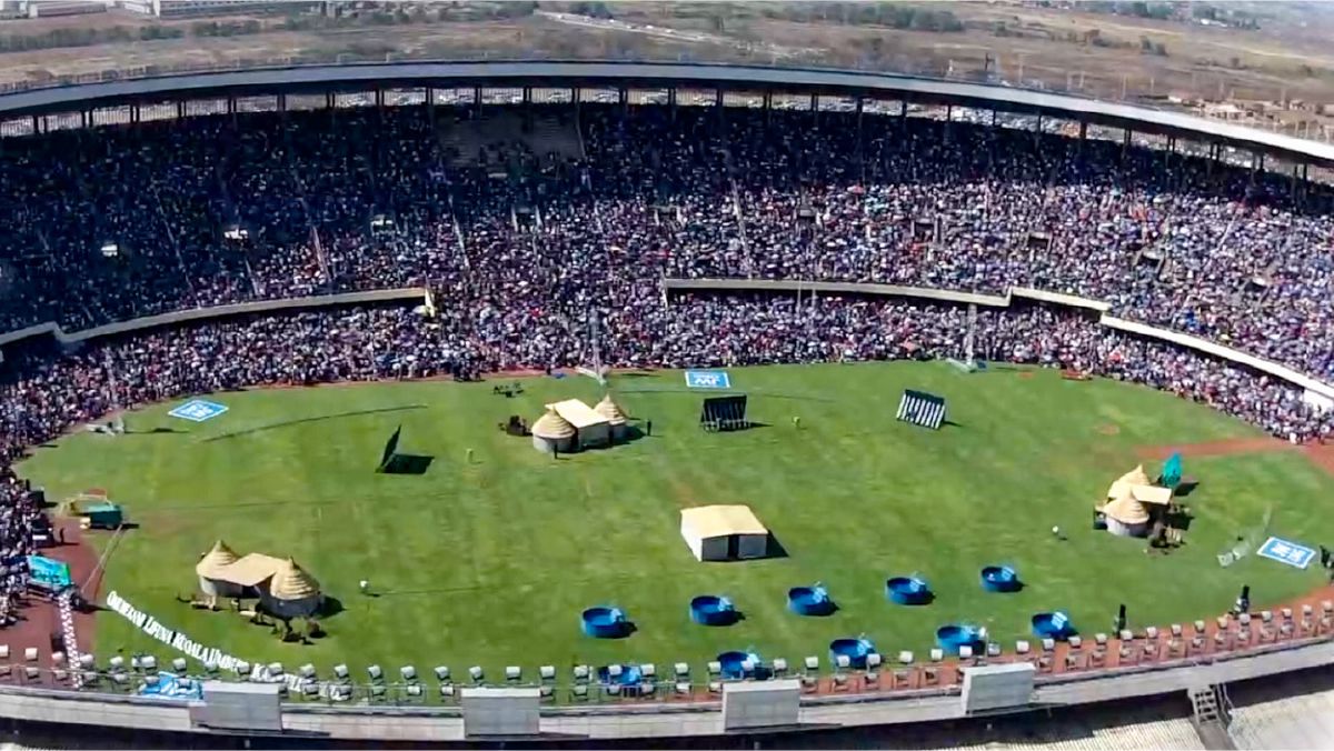 Congresso em um estádio cheio de pessoas