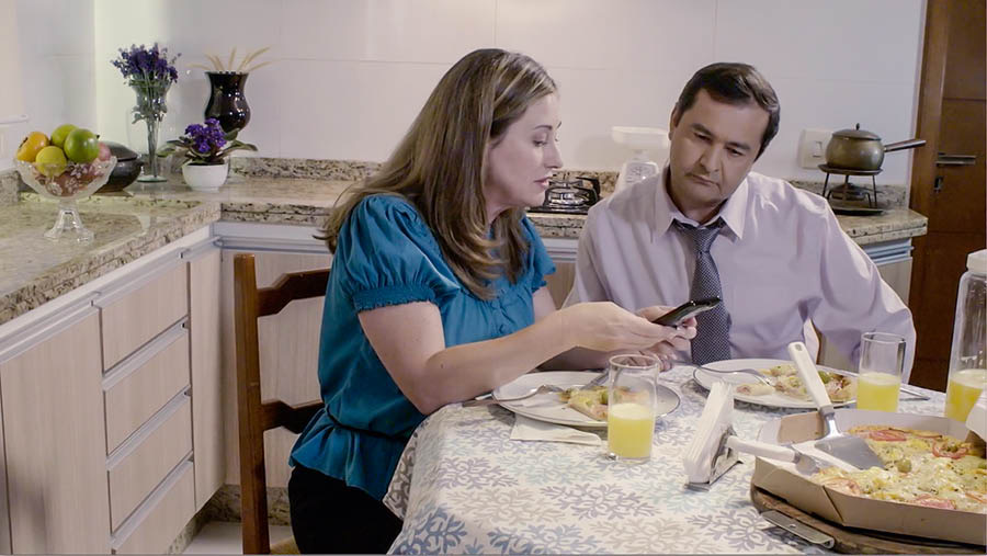 Uma cena do vídeo ‘Seja leal de todo o coração’. Quando chegam em casa depois da reunião, Gabriella conta para Beto que ela recebeu uma mensagem do filho.