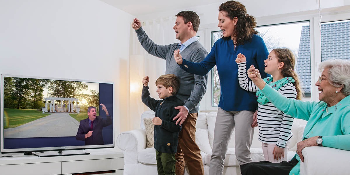 Irmãos cantando e tocando violão ao ar livre.