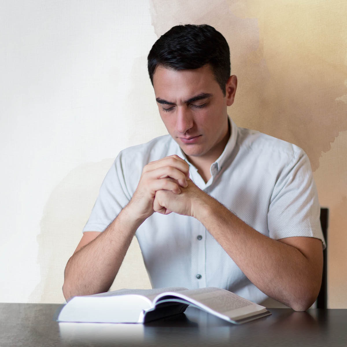 Um irmão meditanto no que acabou de ler na Bíblia. Ele está imaginando Esaú vendendo seu direito de primogênito para Jacó por um ensopado.