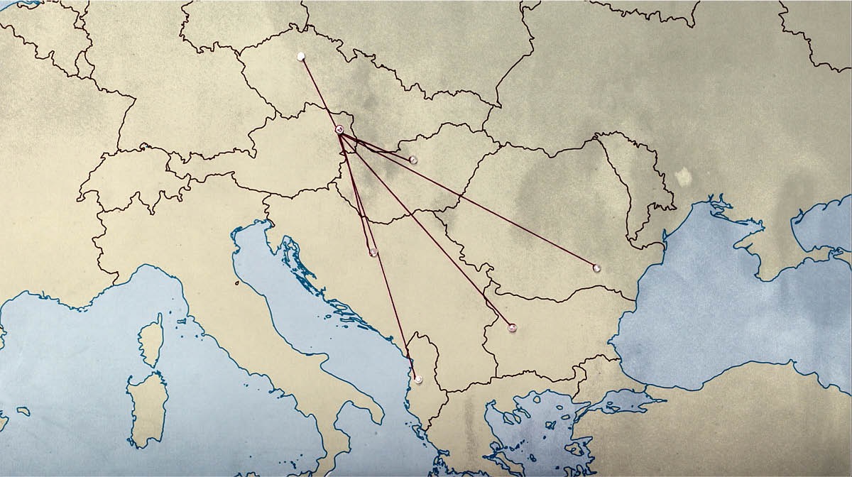 Uma irmã jovem ajudando uma irmã idosa a andar.