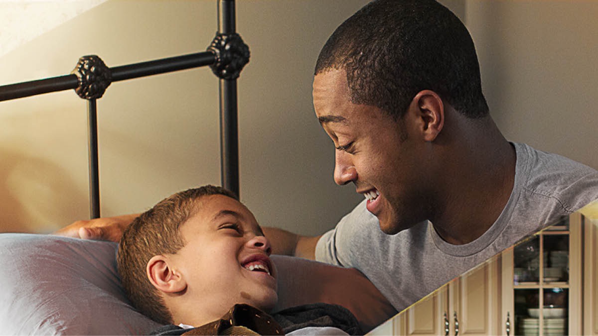 Moisés ajoelhado em frente a um arbusto em chamas, protegendo o rosto com a roupa.