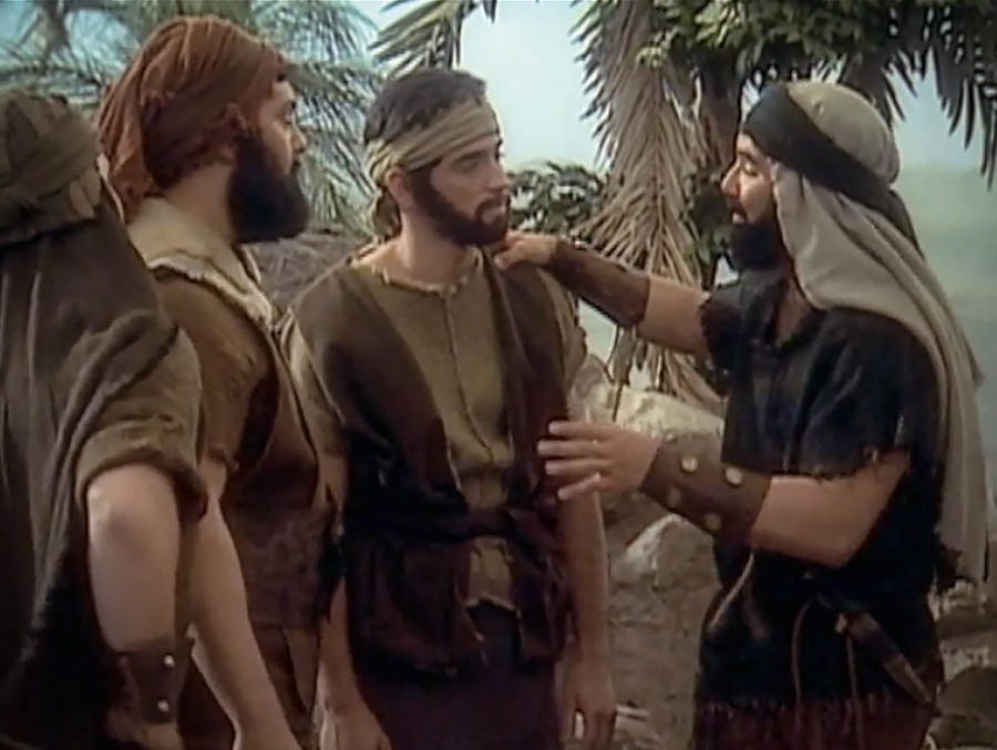 Uma cena do vídeo ‘Exemplos de Aviso para os Nossos Dias (Trecho)’. Zinri contando para Jamim e outros homens israelitas sobre as mulheres de Moabe.