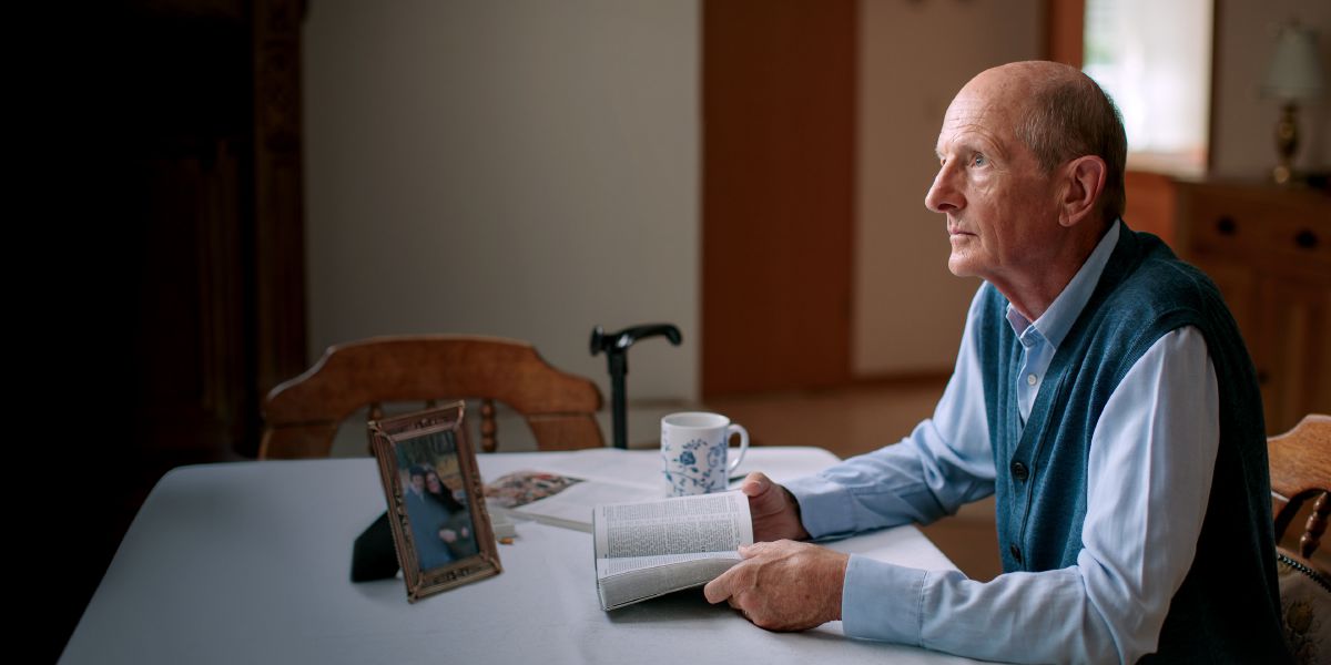 Um irmão idoso meditando no que ele acabou de ler no livro de Ezequiel