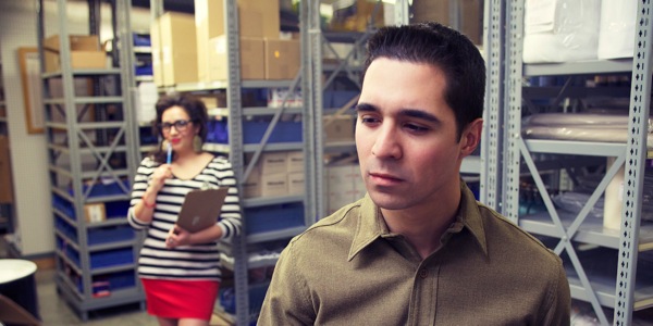 Um jovem sendo tentado a fazer o que é errado