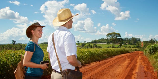 Um casal cristão pronto para seguir por uma longa estrada de terra para pregar