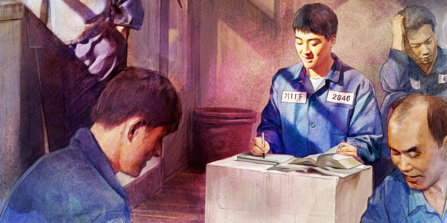 Irmãos estudando a Bíblia na prisão