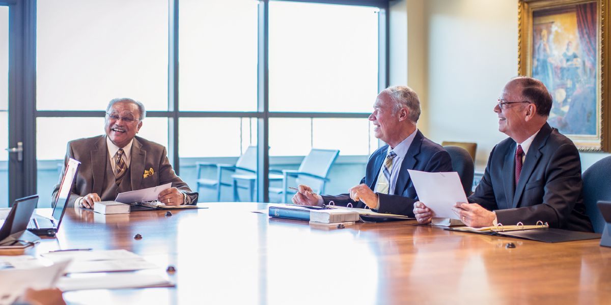 Samuel Herd com Stephen Lett e David Splane, membros do Corpo Governante