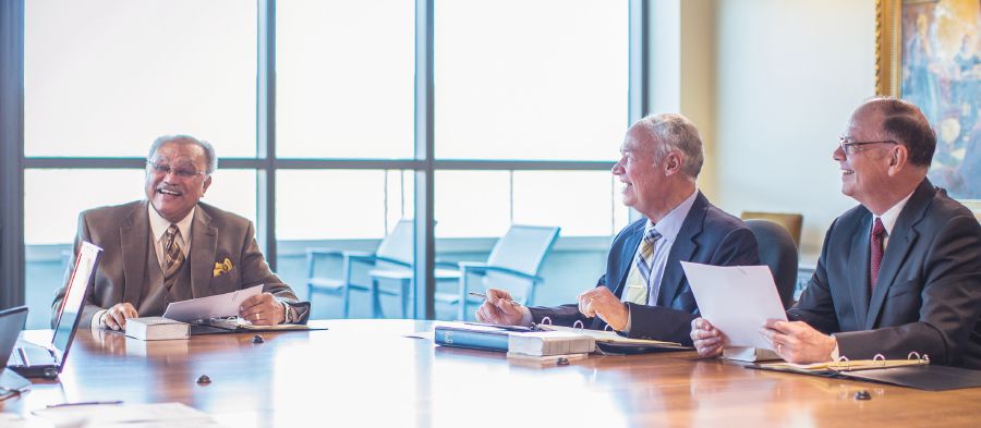 Samuel Herd com Stephen Lett e David Splane, membros do Corpo Governante