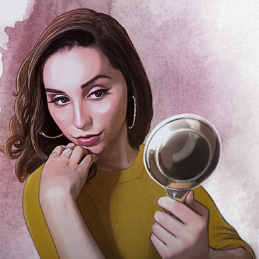 Uma mulher se admirando na frente do espelho