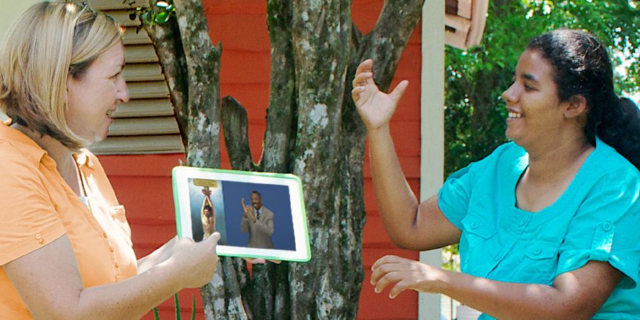 Um irmão dirigindo estudo para um homem com o livro Você Pode Entender a Bíblia!