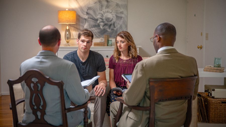 Dois anciãos dando conselhos bíblicos a um casal