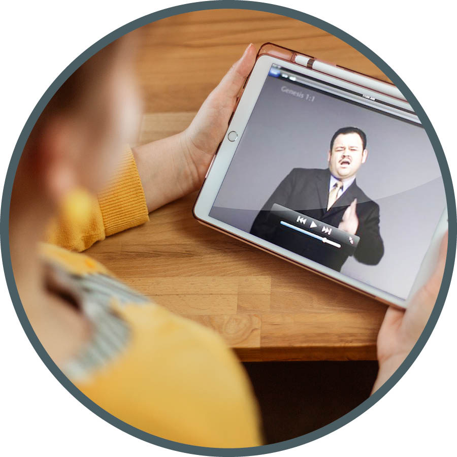 A estudante está lendo a Bíblia e segurando uma cópia do programa de leitura da Bíblia.