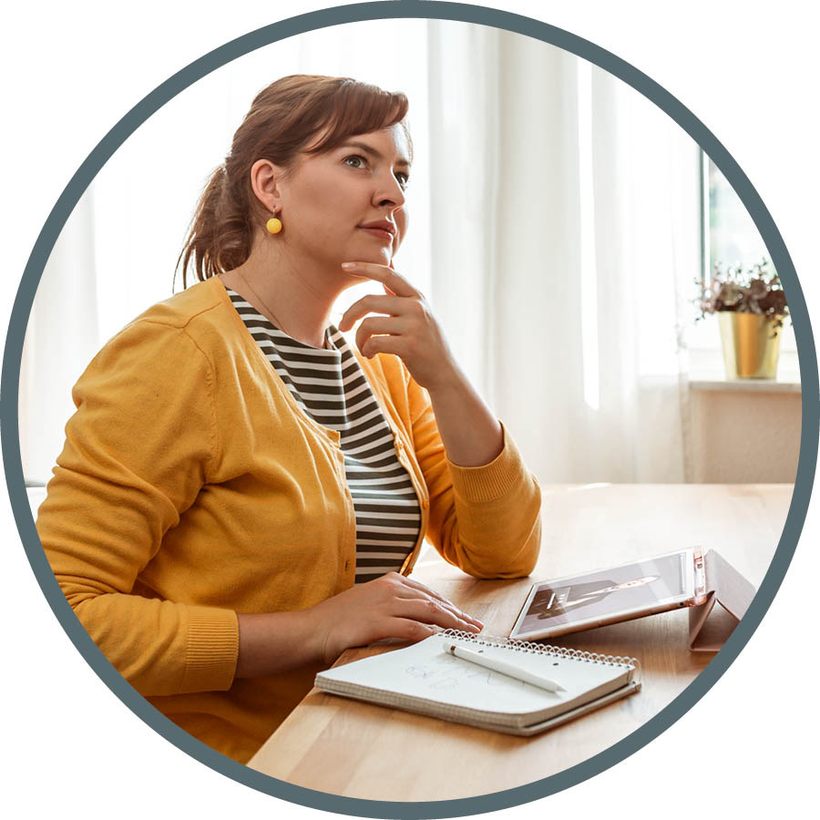 A estudante medita no que leu.