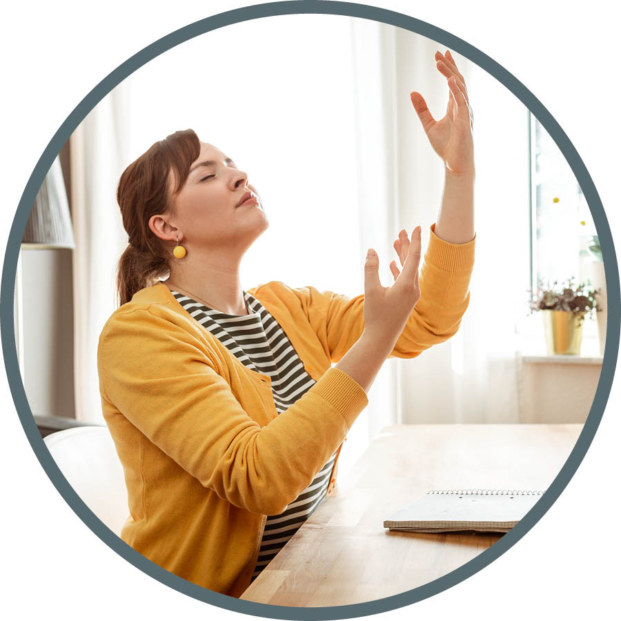 A estudante faz uma oração.