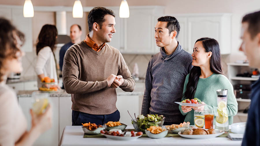 O irmão conversando com outros da congregação numa recreação.