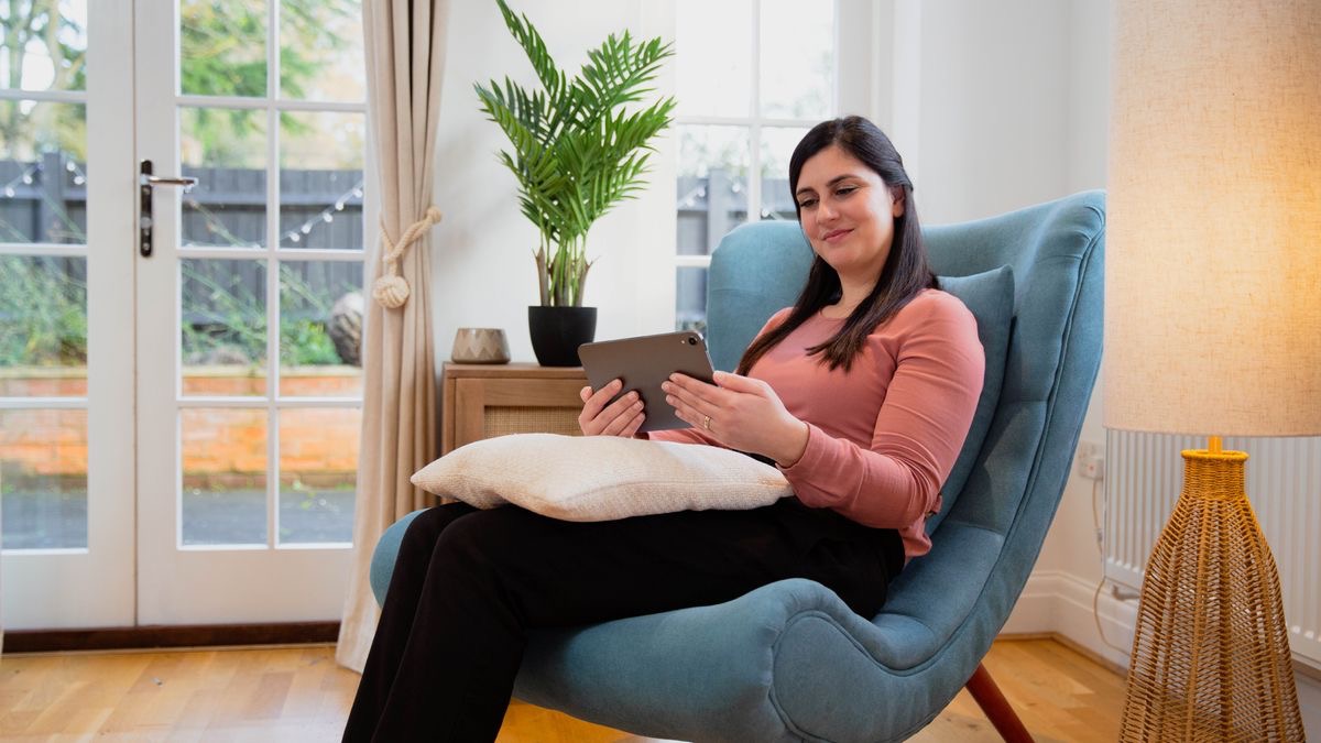 A irmã está lendo a Bíblia.