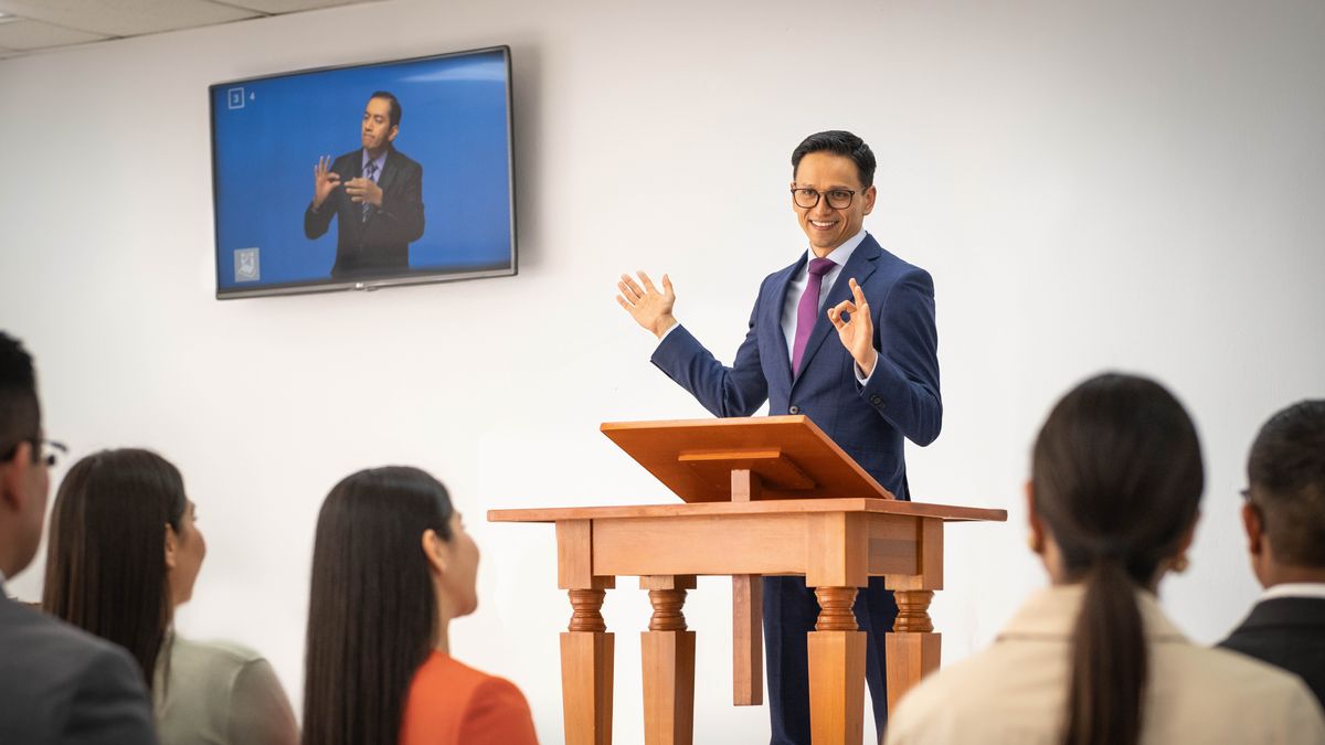 O presidente da reunião do meio de semana usa a brochura “Melhore Sua Leitura e Seu Ensino” para dar elogios e conselhos para um estudante.