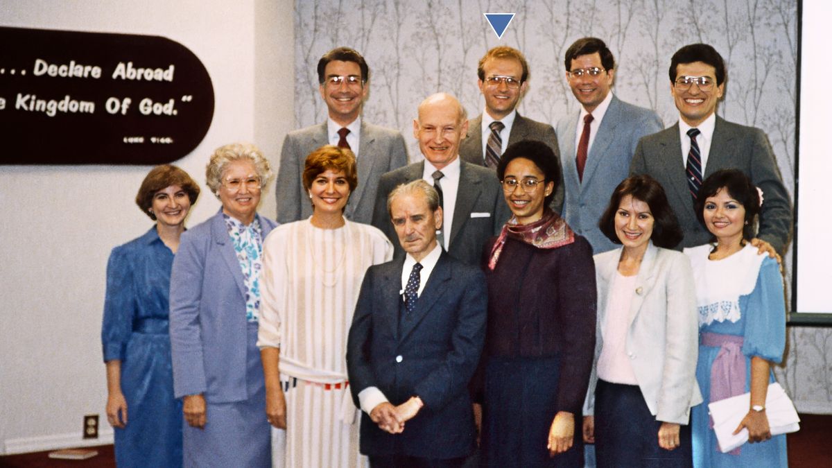Philip com outros betelitas em uma reunião congregacional.