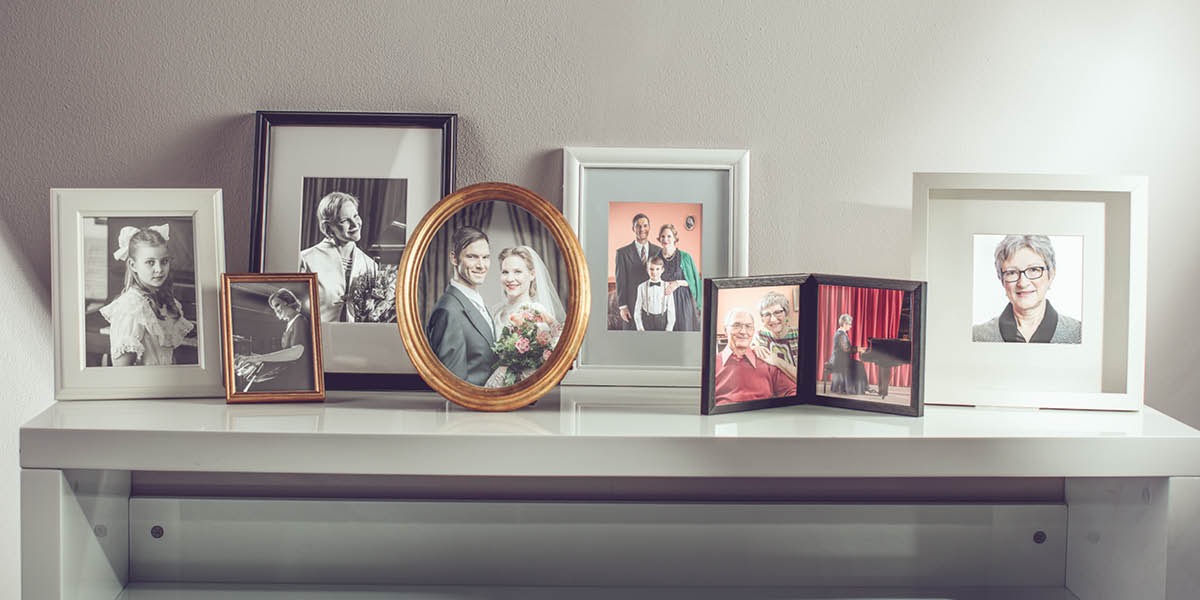Fotos da vida de uma mulher na infância, nas aulas de piano, com um buquê de flores, no dia do seu casamento, com seu marido e filho, com seu marido na velhice, tocando piano e, por fim, sozinha