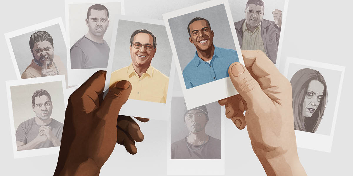 Um homem negro segurando a foto de um homem branco que está sorrindo, e um homem branco segurando a foto de um homem negro que está sorrindo. No fundo há fotos de pessoas com raiva.