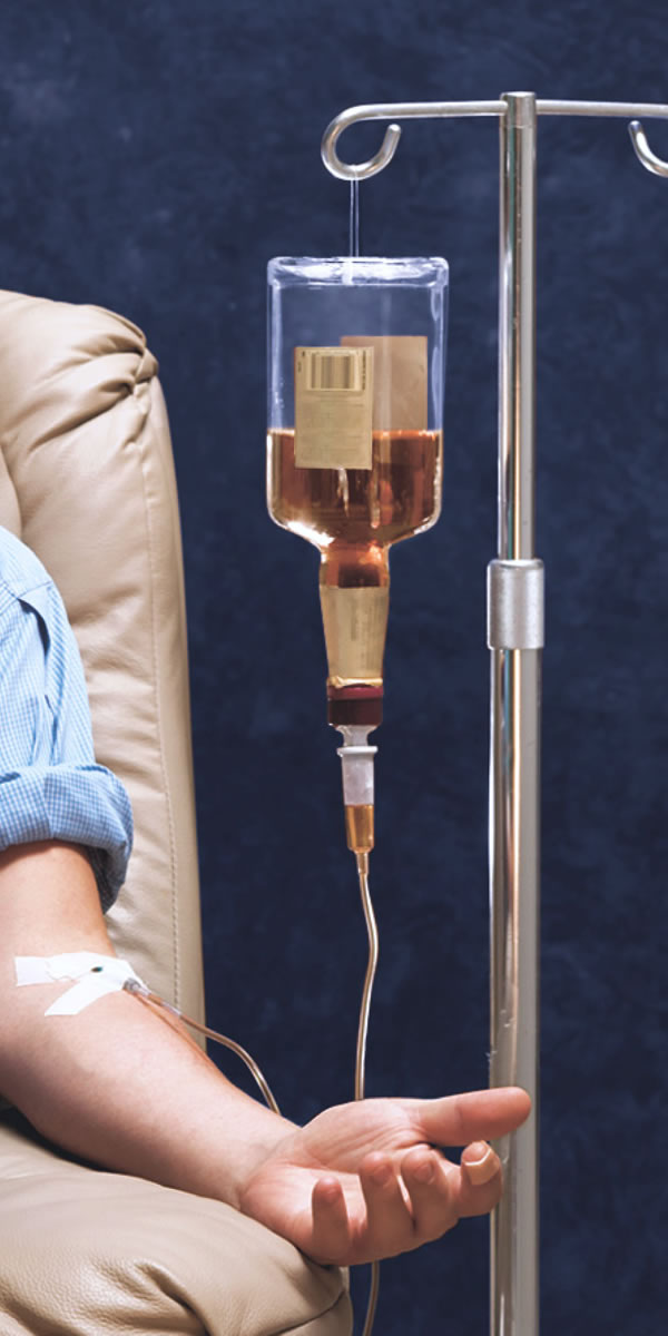Beguda alcohòlica injectada via intravenosa al braç d’un home