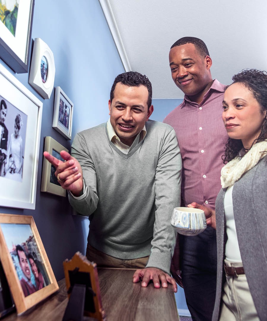 Un home mostra als seus amics fotos de la seua dona que ha faltat