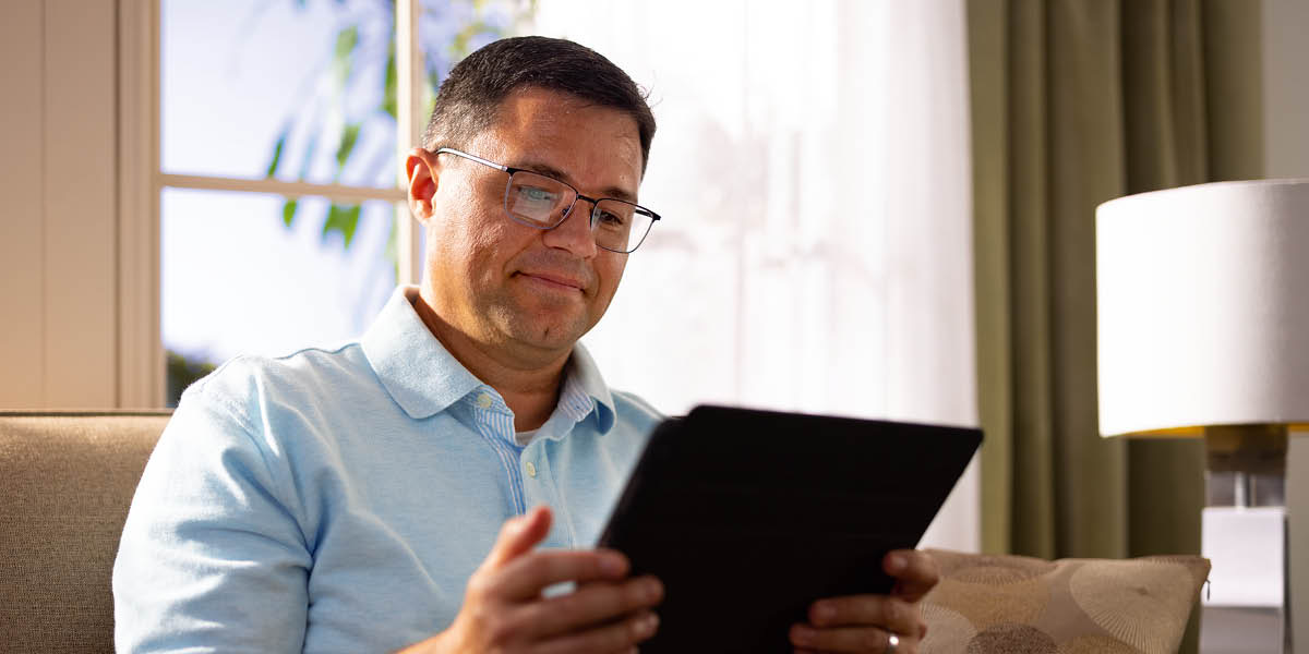 Un germà utilitzant la tablet.