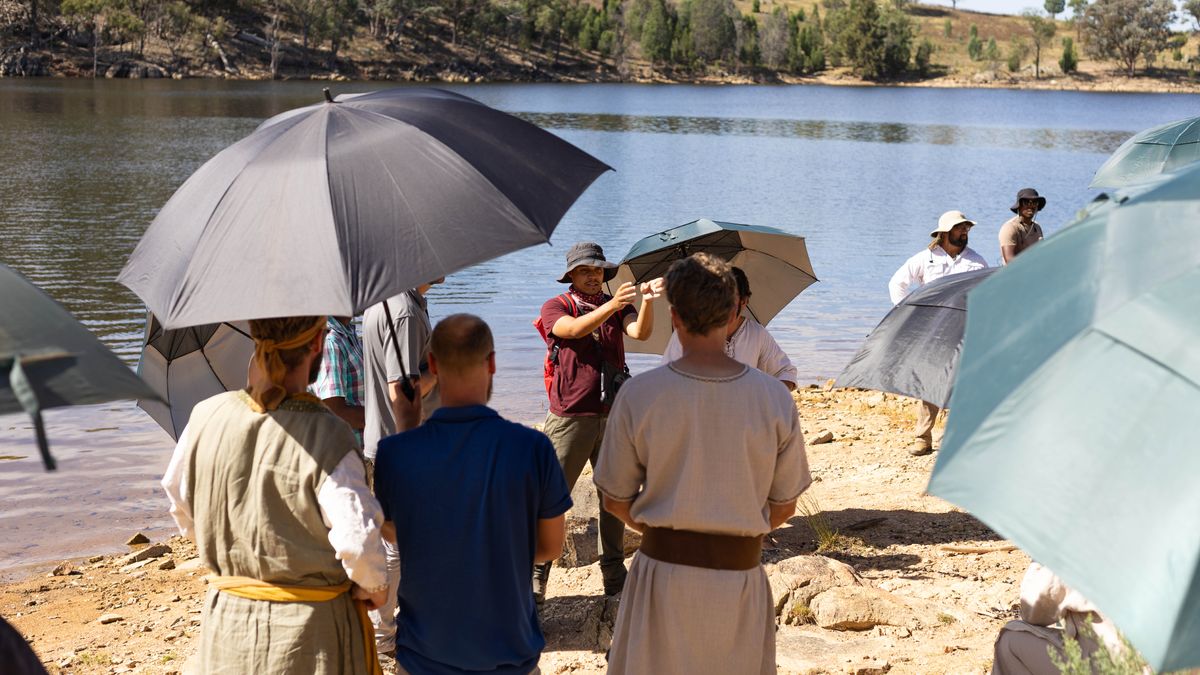 L’equip tècnic usant para-sols per a protegir del Sol als actors.