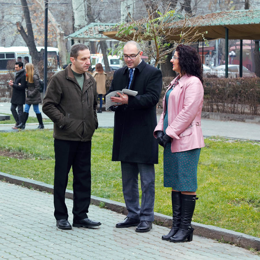 Artur i Anna participen en la predicació pública