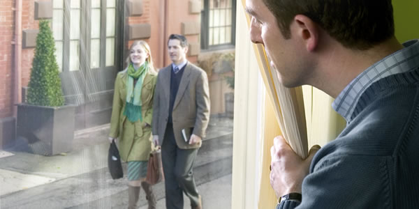 Un home observa uns testimonis de Jehovà predicant