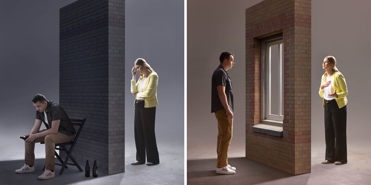 Collage: Contrast de dos imatges que descriuen la manera com l’espòs afronta les preocupacions de la seua dona sobre el consum que fa ell de l’alcohol. 1. L’espòs està assentat darrere d’un mur de rajoles i té en la mà una botella buida de cervesa. En terra n’hi han dos botelles més. La dona, a l’altre costat del mur, no el veu i se sent frustrada. 2. L’espòs veu i escolta el que li preocupa a la seua dona a través d’una finestra gran que n’hi ha en el mur.