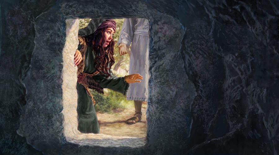 Maria Magdalena a l’entrada de la tomba on està el cos de Jesús, mentres un home està dret darrere d’ella.