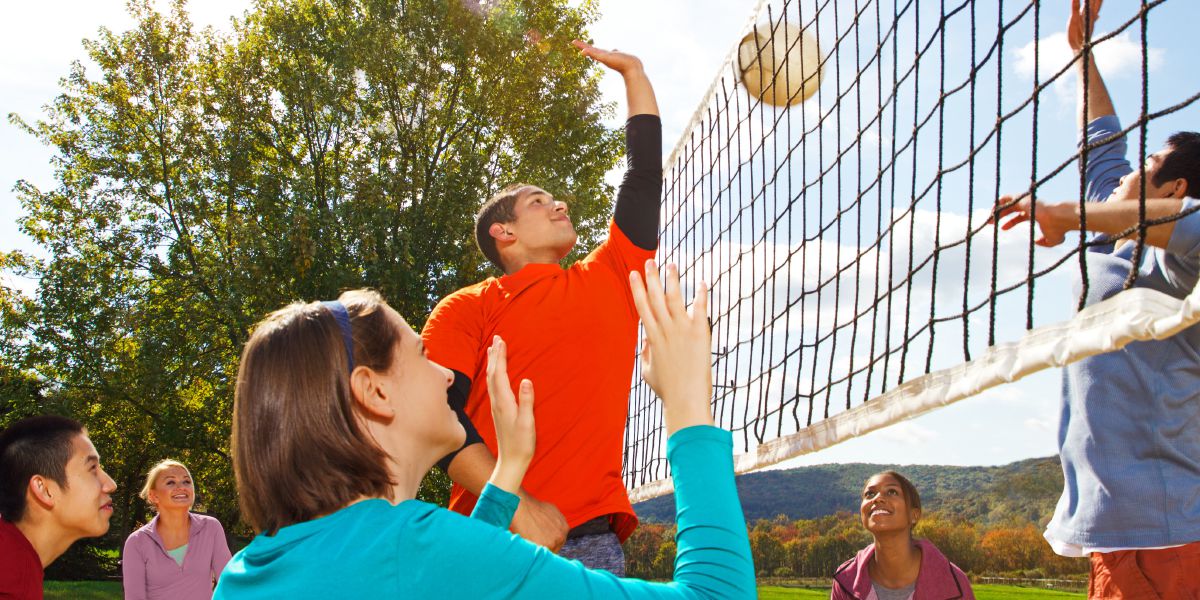 Un grup de jóvens jugant al voleibol
