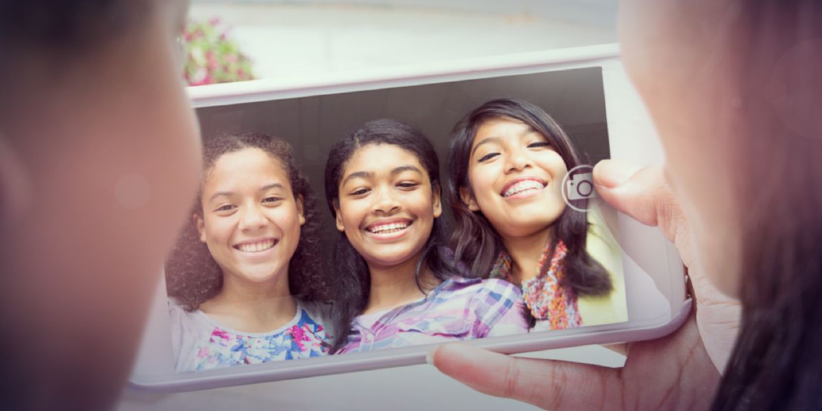 Unes jóvens fent-se una «selfie»