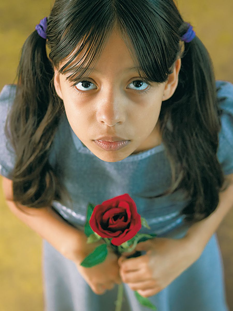 Una xiqueta amb una rosa a les mans