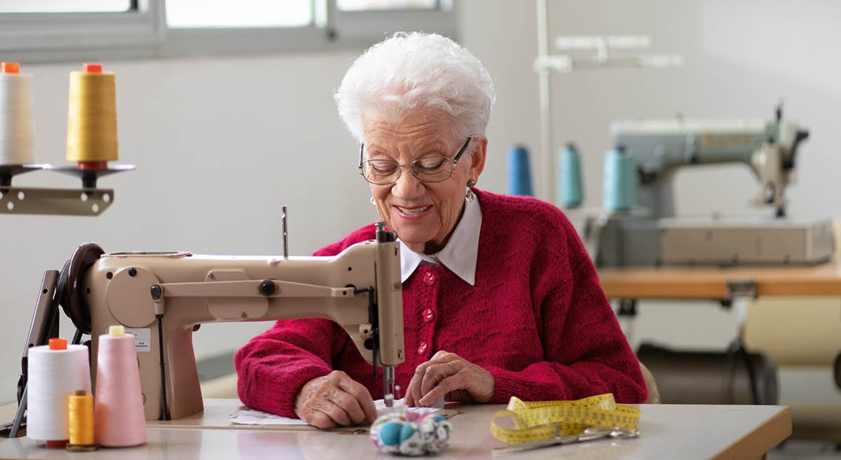 Dorina cosint a màquina en Betel.