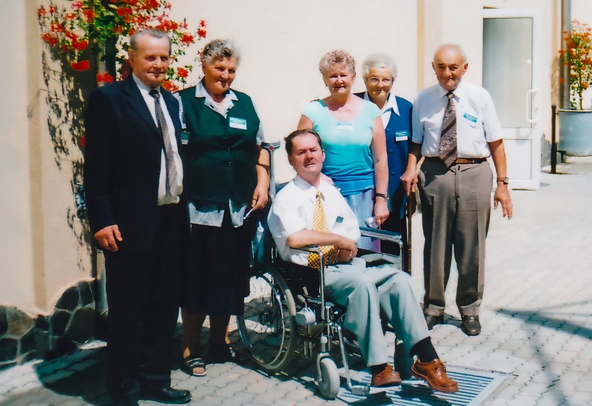 Ibolya i István, qui està en cadira de rodes, fent-se una foto de grup amb els seus amics.